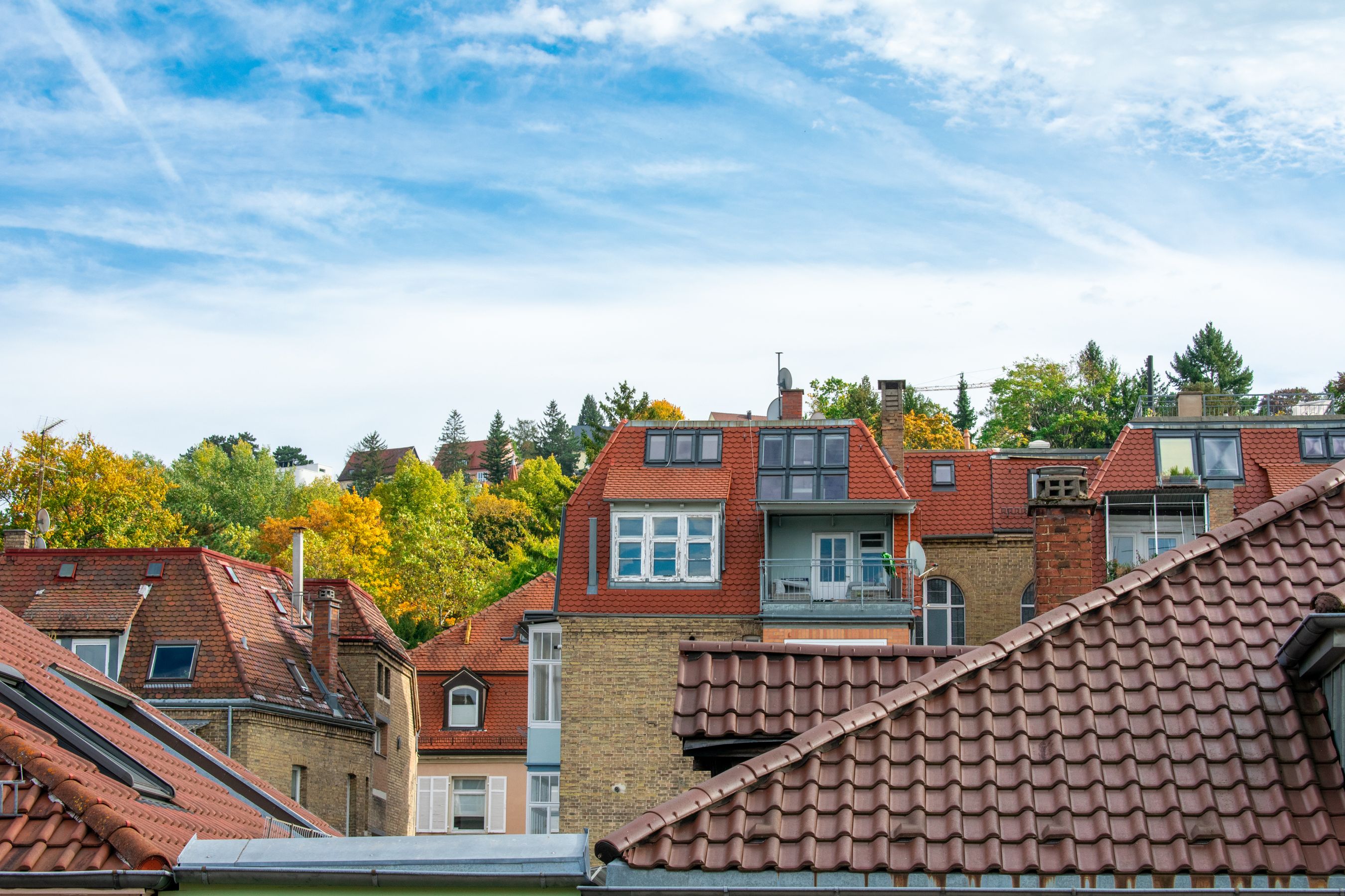 Dachdecker bei der Arbeit auf einem Steildach in Langenfeld